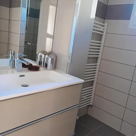La Pause Sous Le Pin D'hotes Bed & Breakfast 3*