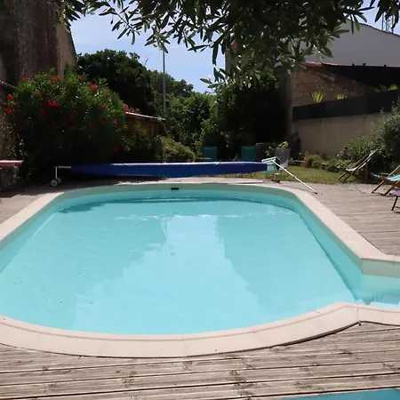 La Pause Sous Le Pin D'hotes Bed & Breakfast 3*